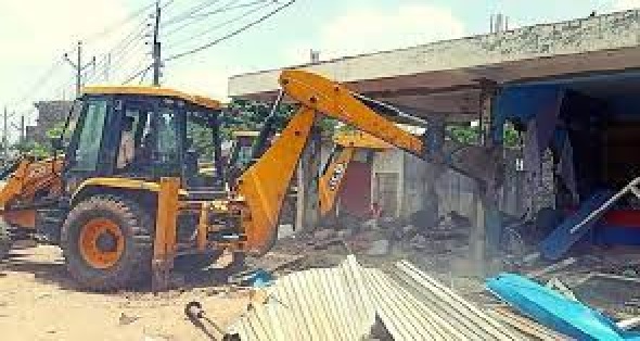 Police demolishes house, shops